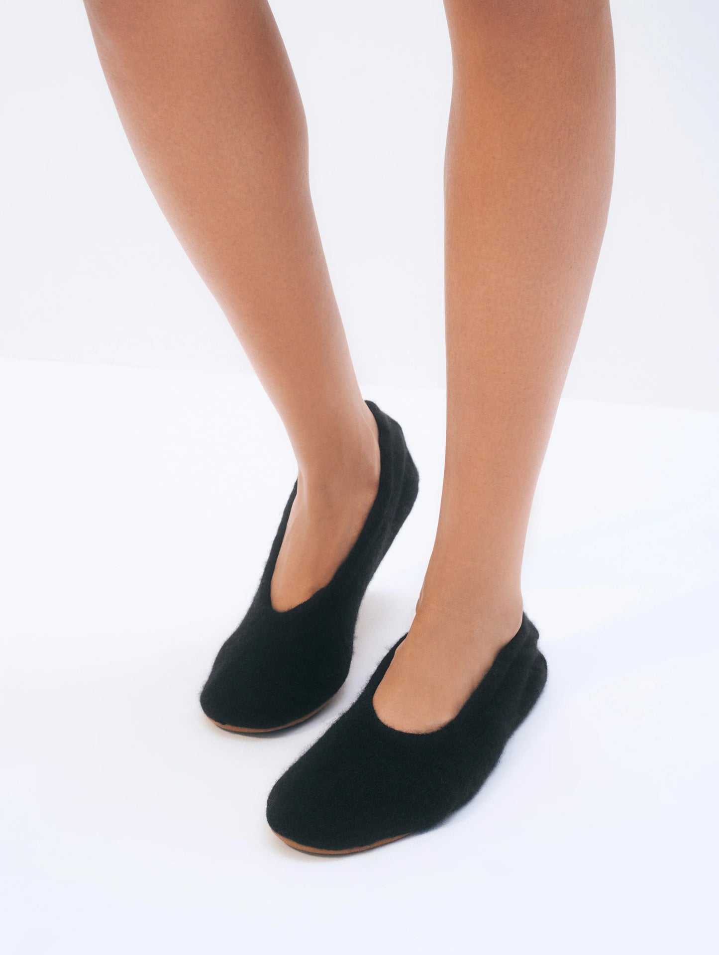 WHITE & WARREN Black Cashmere Ballet Slipper