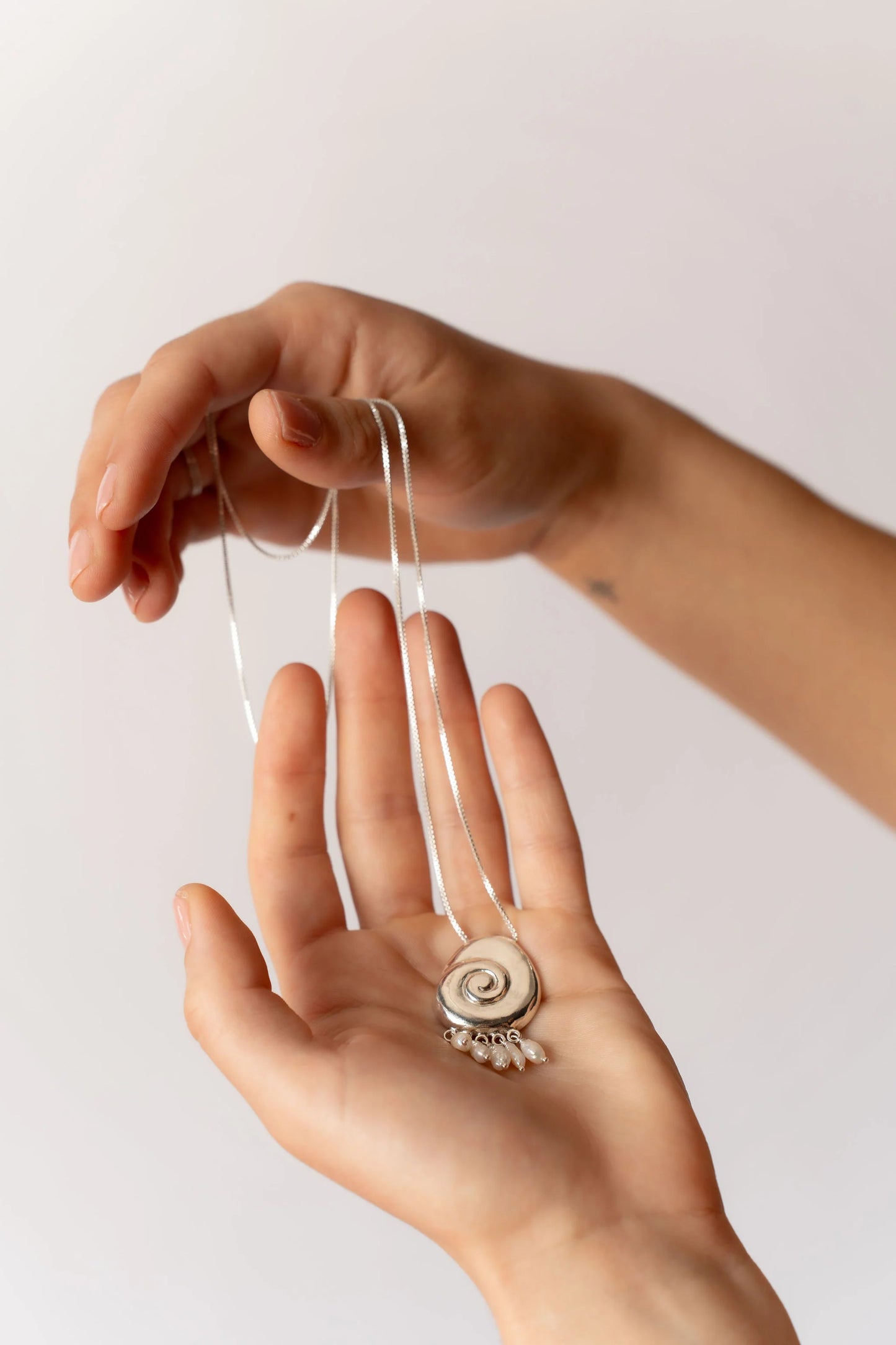 AMANDA HUNT Large Compass Necklace With Pearls