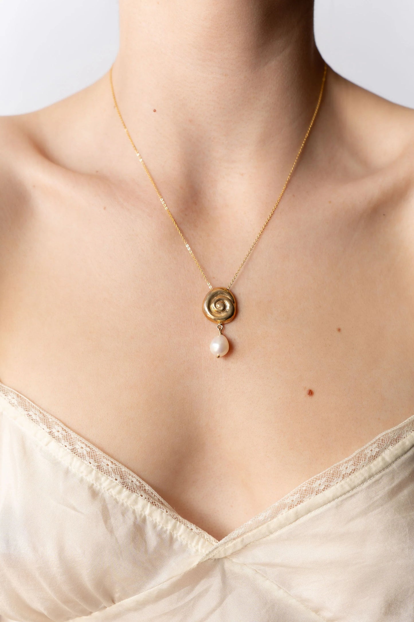 AMANDA HUNT Small Compass Necklace With Pearl